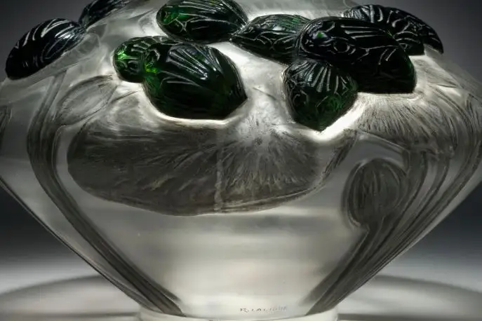 Cropped - Frogs and Lily Pads (Grenouilles et Nénuphars) Vase