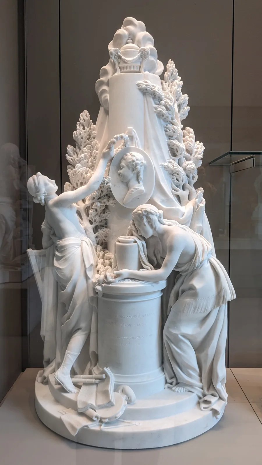 Monument à la mémoire de Madame Favart (1727-1772) comédienne - Jean-Jacques Caffieri - Musée du Louvre Sculptures RF 1555