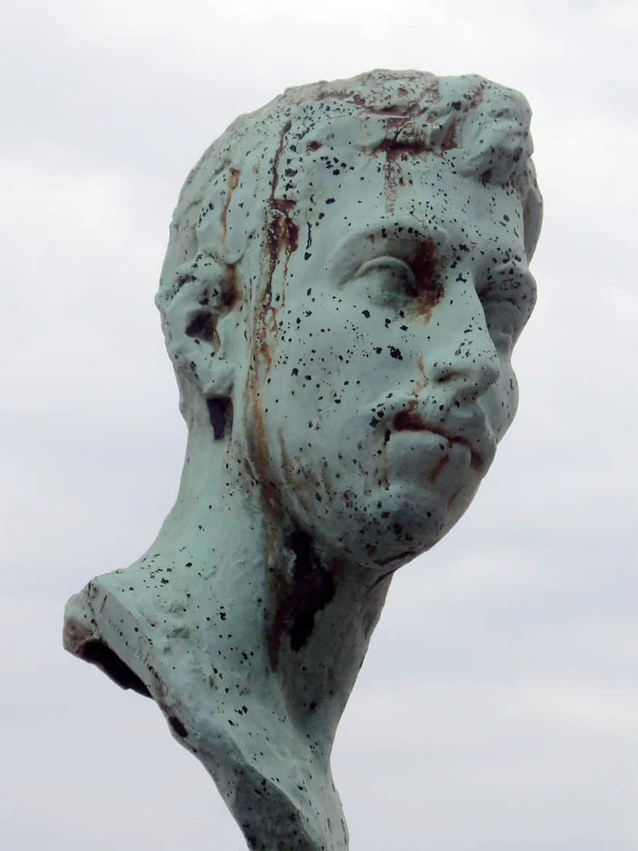 Buste Lucien Schnegg, Cimetière du Montparnasse