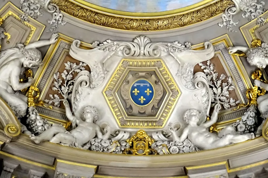 Chantilly (60), musée Condé, rotonde de la galerie de peinture, détail du plafond 1